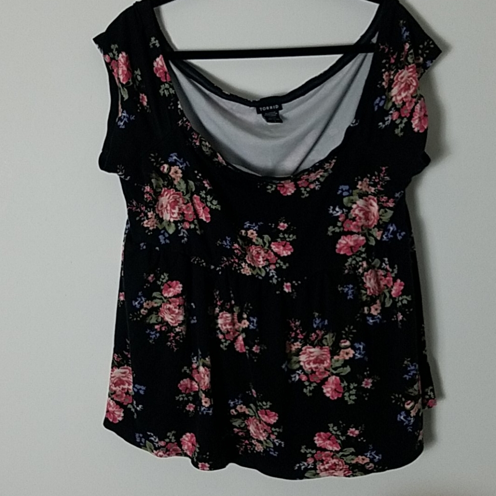 Floral Pullover Black and Pink. Torrid Plus Sz 3